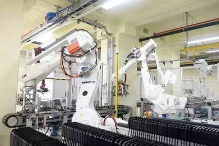 直線(xiàn)導(dǎo)軌用于太陽(yáng)能電池組件層壓封裝自動(dòng)化生產(chǎn)線(xiàn)